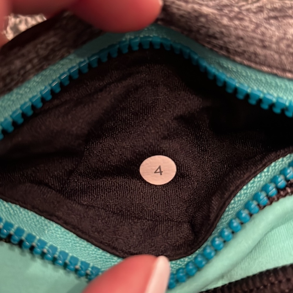 Lululemon size 4 crop pants - Picture 3 of 4